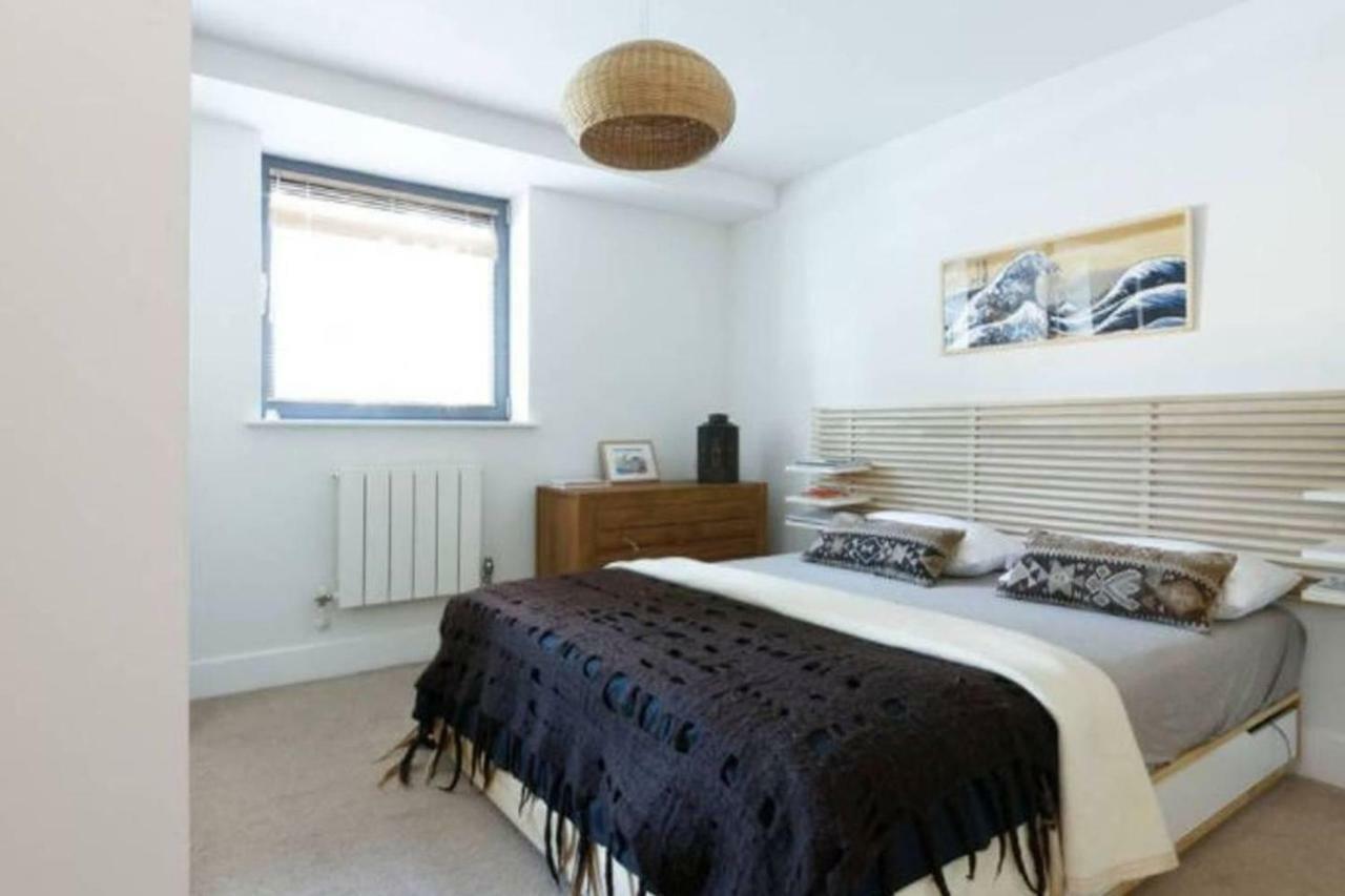 Peaceful Modern 2 Bedroom Flat With Water Views Londra Esterno foto
